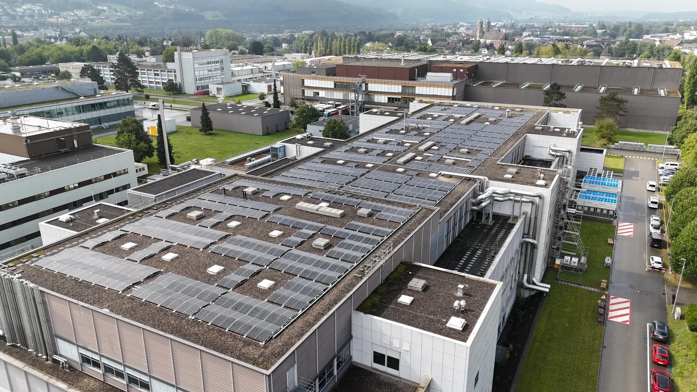 Installation solaire sur un site industriel suisse accompagnée par und du AG